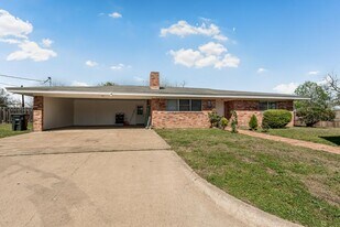 207 S Temple St in Caldwell, TX - Building Photo