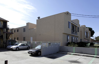 Dunlop 28 Apartments in San Diego, CA - Foto de edificio - Building Photo