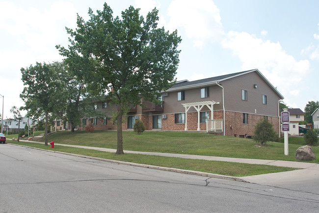 Greenbrook Place Apartments in Milwaukee, WI - Foto de edificio - Building Photo