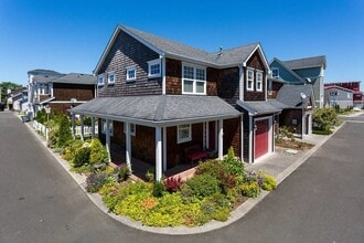 2860 Log Bronc Way in Astoria, OR - Building Photo - Building Photo