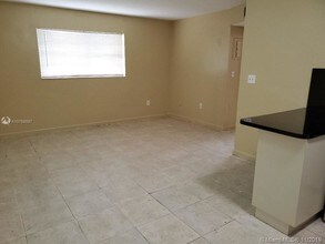 131 NW 77th St-Unit -2 in Miami, FL - Foto de edificio - Building Photo