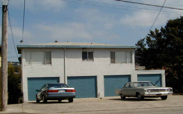 5825 Bayview Ave in Richmond, CA - Foto de edificio - Building Photo