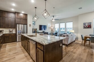 1053 Manacor Ln in Dallas, TX - Foto de edificio - Building Photo