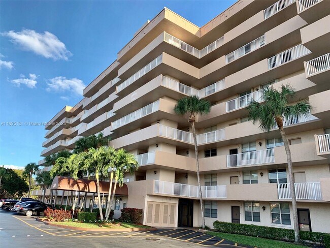 250 Jacaranda Dr in Plantation, FL - Building Photo - Building Photo