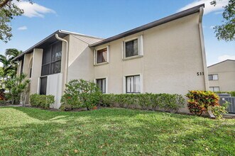 511 Shady Pine Way in Greenacres, FL - Building Photo - Building Photo