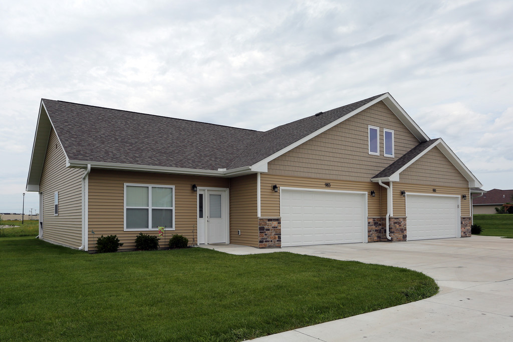 Deer Valley Villas Apartments in Silvis, IL | ApartmentHomeLiving.com