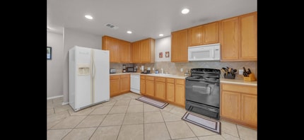 4612 Peach Grove Rd in Austin, TX - Foto de edificio - Building Photo