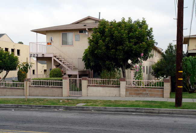 223 E Hyde Park Blvd in Inglewood, CA - Foto de edificio - Building Photo