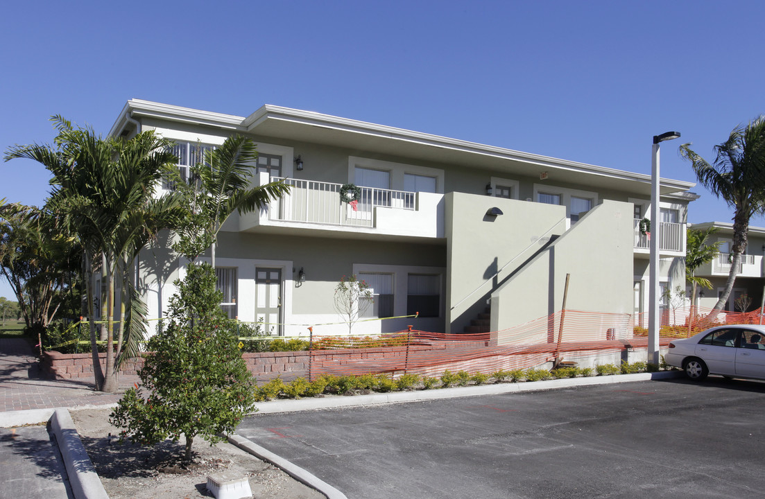 Fairways on the Green in Delray Beach, FL - Building Photo