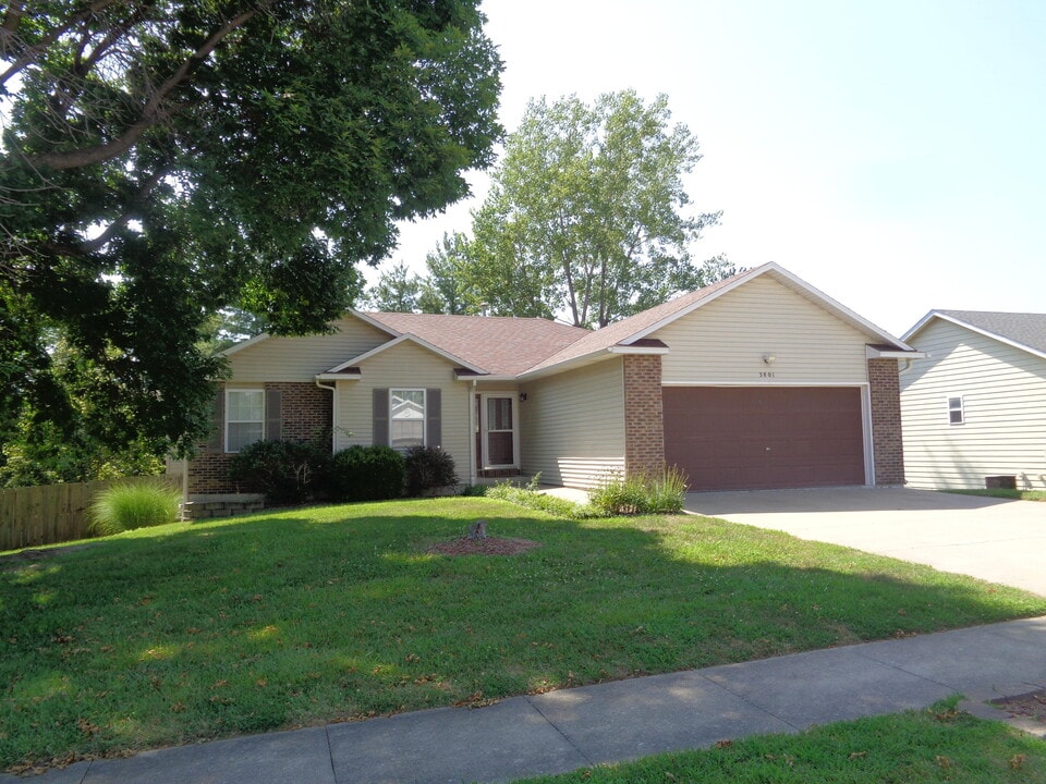 3801 Blue Cedar Ln in Columbia, MO - Building Photo