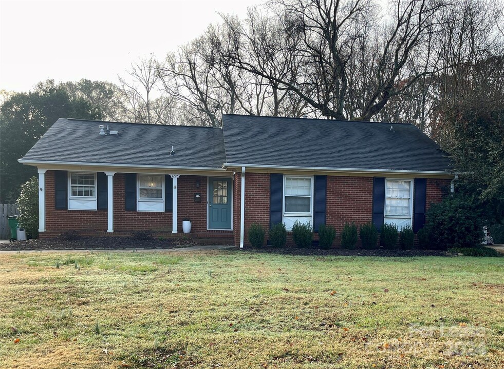 1726 Edgewater Dr in Charlotte, NC - Building Photo