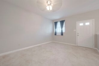 1103 Dulles Ave in Stafford, TX - Foto de edificio - Building Photo