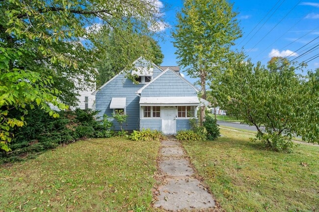 518 Quaker Ln S in West Hartford, CT - Foto de edificio - Building Photo