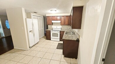 9116 Hunt Club Ln in Port Richey, FL - Foto de edificio - Building Photo
