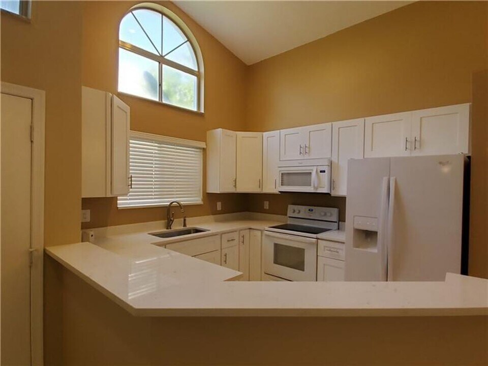 7546 Pinewalk Dr S in Margate, FL - Building Photo