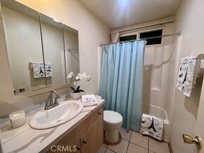 22855 Vanowen St, Unit 4 in Los Angeles, CA - Building Photo - Building Photo