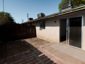 321 W Orange Ave in El Centro, CA - Foto de edificio - Building Photo