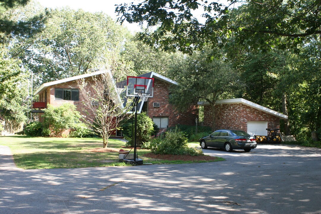 Ridge Court in Lincoln, MA - Building Photo