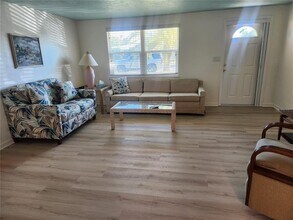 7352 Cass Cir in Sarasota, FL - Building Photo - Building Photo