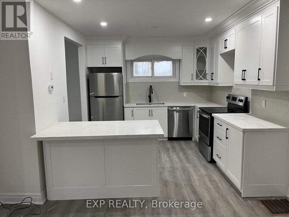 5051 Huron St in Niagara Falls, ON - Building Photo