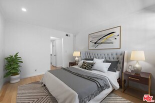 740 Kings Rd in Los Angeles, CA - Building Photo