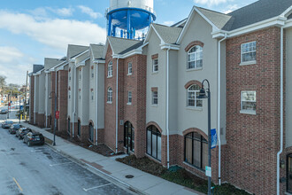 Burling Court Condominiums in Clarendon Hills, IL - Foto de edificio - Building Photo