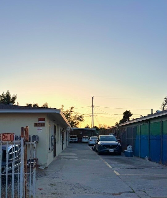 9721 Grape St, Unit C in Los Angeles, CA - Building Photo