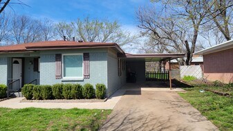 1304 Phillips St in Cleburne, TX - Building Photo