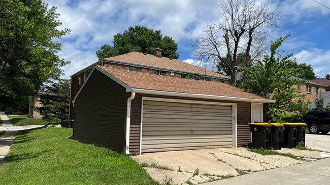 6533 W Center St in Wauwatosa, WI - Building Photo - Building Photo