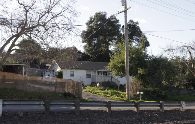 1825 Petaluma Blvd in Petaluma, CA - Foto de edificio - Building Photo