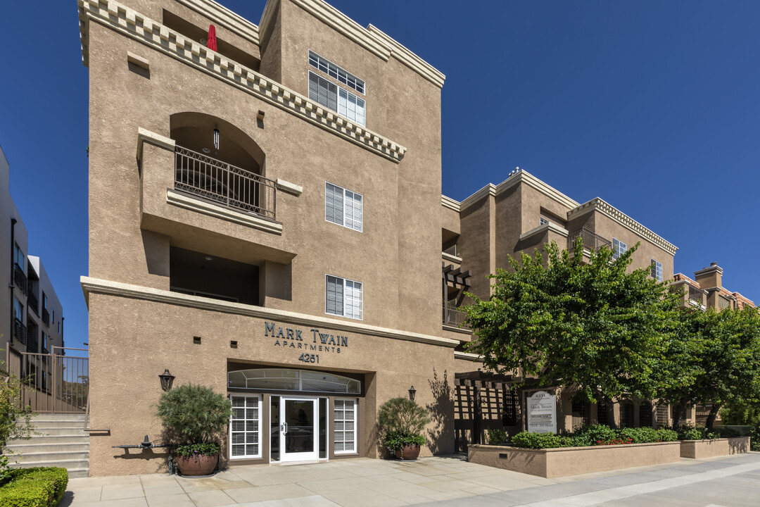 Mark Twain in Sherman Oaks, CA - Foto de edificio