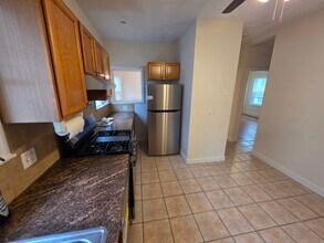 1028 Fellsway, Unit 1 in Medford, MA - Foto de edificio - Building Photo