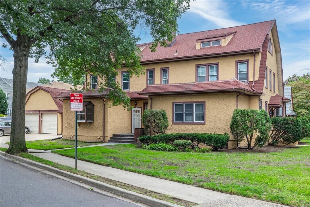 78 Violet Ave in Floral Park, NY - Foto de edificio