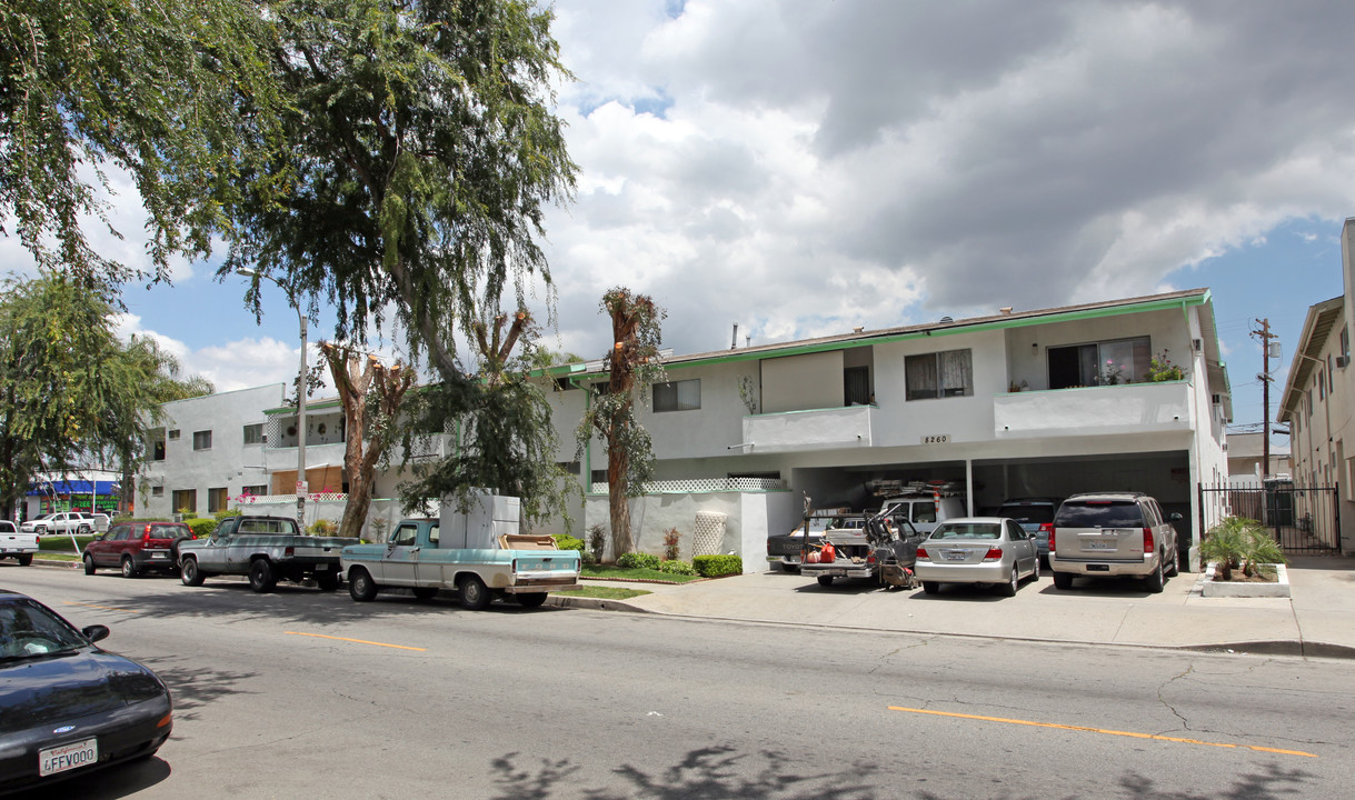 Owensmouth Garden Apartments in Canoga Park, CA - Building Photo