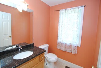 40 Hibiscus Way in Nashua, NH - Building Photo - Building Photo