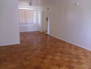 935 W Beach Ave, Unit 1/2 in Inglewood, CA - Building Photo - Building Photo