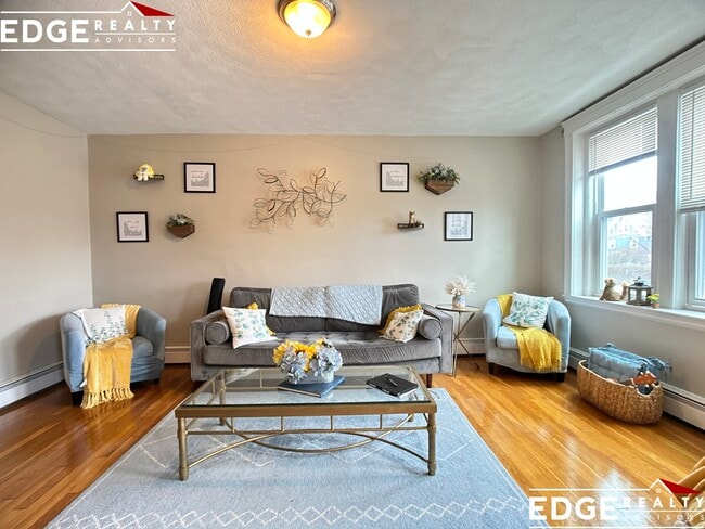 22 Wallingford Rd, Unit 4 in Boston, MA - Foto de edificio - Building Photo