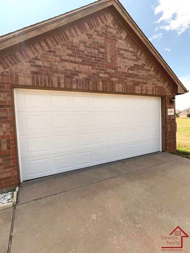2209 SW Oxford Dr in Lawton, OK - Building Photo - Building Photo