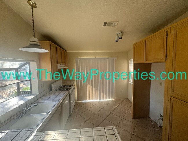 10660 Cottonwood Ave in Hesperia, CA - Building Photo - Building Photo