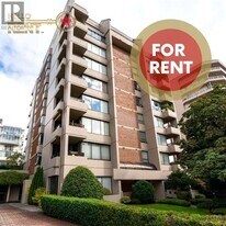 1737 Duchess Ave in West Vancouver, BC - Building Photo