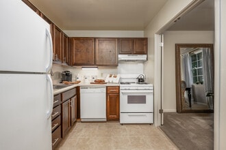 Bay Hills Apartments in Arnold, MD - Foto de edificio - Building Photo