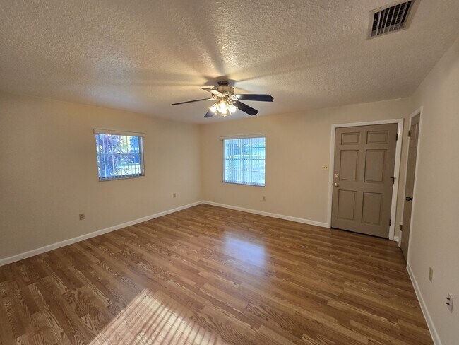 413 Tennessee Ave in St. Cloud, FL - Foto de edificio - Building Photo