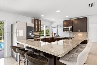 6895 Pinehurst Dr in Hialeah, FL - Building Photo - Building Photo