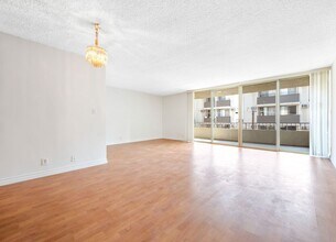 1300 Midvale Ave, Unit 409 in Los Angeles, CA - Foto de edificio - Building Photo