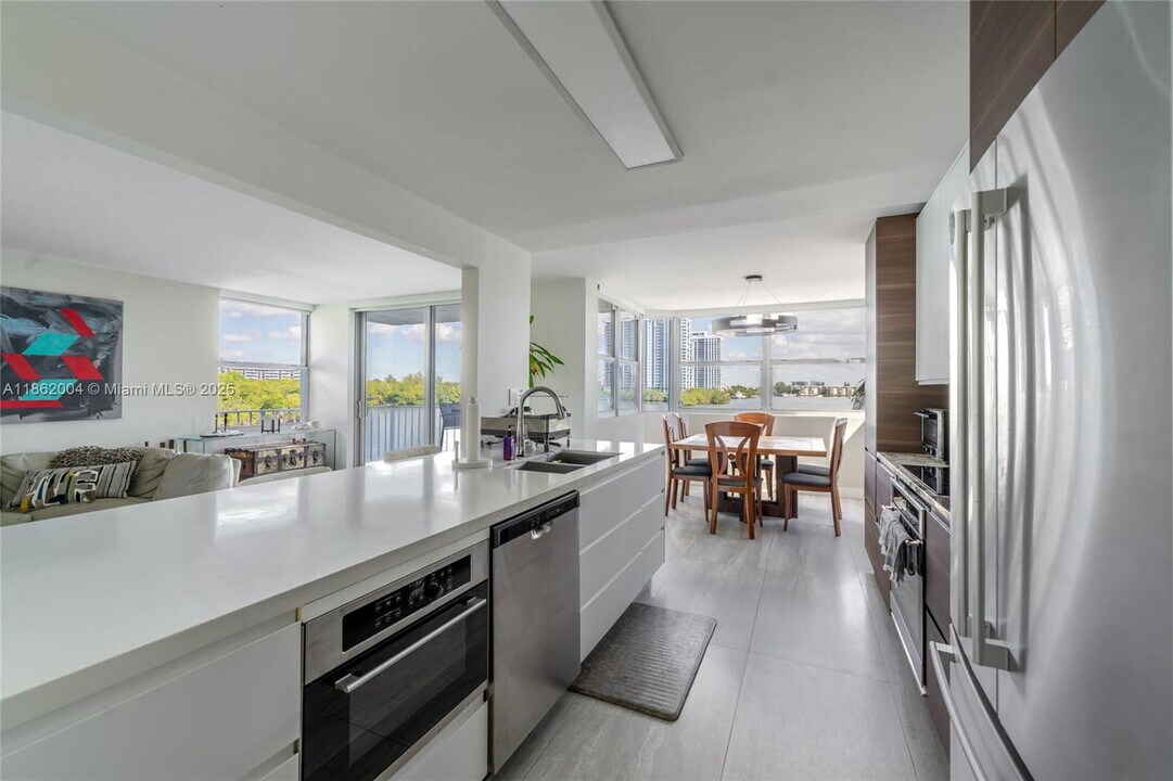 16546 NE 26th Ave in North Miami Beach, FL - Foto de edificio