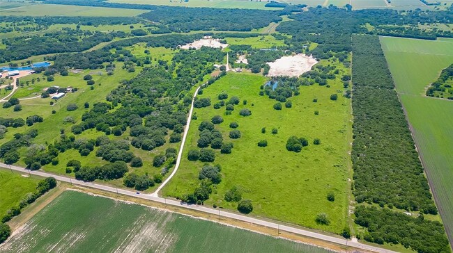 21910 Rycade School Rd in Damon, TX - Building Photo - Building Photo