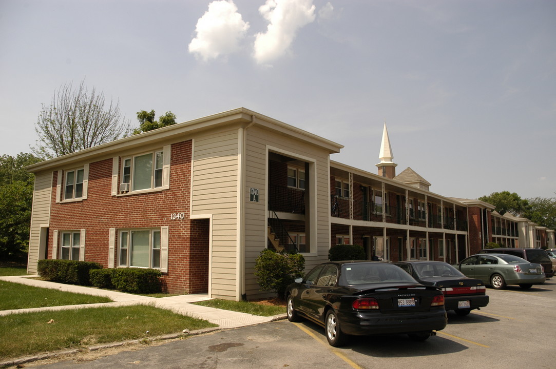 Wheaton Square Apartments in Wheaton, IL - Foto de edificio