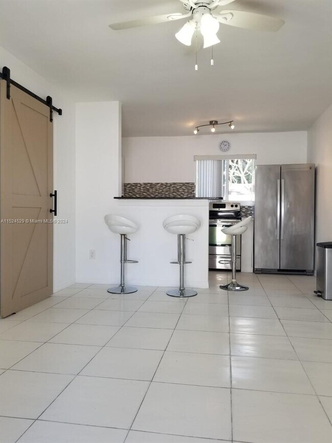 1540 NE 118th St, Unit Rear in Miami, FL - Building Photo - Building Photo