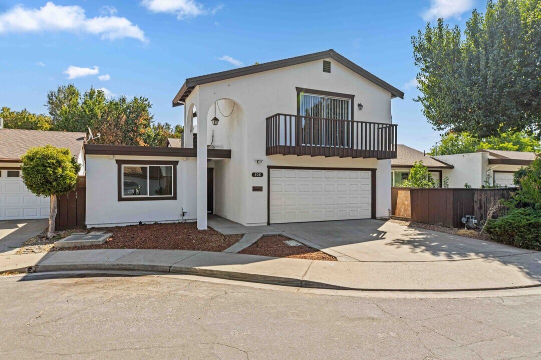 308 Del Prado Ct in Modesto, CA - Building Photo