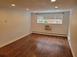 1105 Lexington St, Unit 11-2 in Waltham, MA - Building Photo - Building Photo